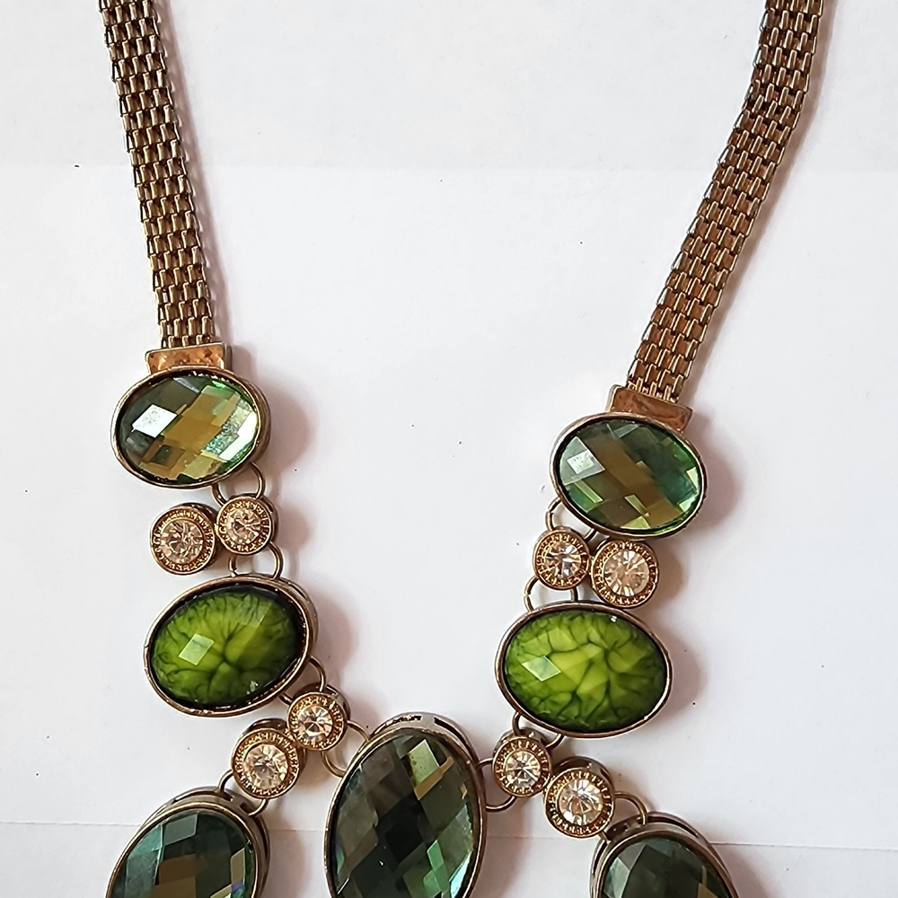 Elegant Green and Gold Necklace
